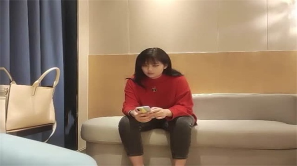 探花联手打造巅峰巨作！顶级丰乳肥臀女神豪乳晃眼，极品车头灯闪耀全场