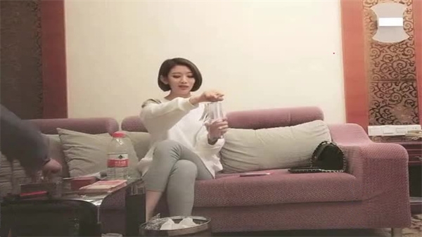 寻花偷拍：大屌魔人高价约炮极品御姐，性感连体网袜激情狂操高潮迭起